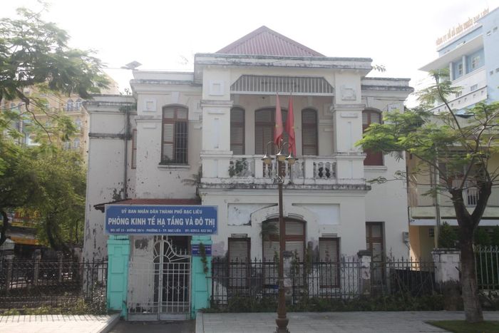 Cơ sở nhà, đất Phòng Kinh tế, Hạ tầng và Đô thị TP. Bạc Liêu cũ, nằm trên đường 30/4, được giao cho Trung tâm phát triển quỹ đất tỉnh Cà Mau quản lý, khai thác.