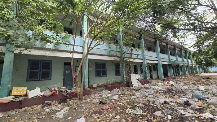 Khuôn viên bên trong trụ sở đã ngưng hoạt động của Sở Lao động, Thương binh và Xã hội tỉnh Đồng Nai (số 5 đường Phan Đình Phùng cũ). Ảnh: Văn Quân.