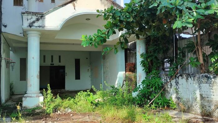 Một góc trụ sở cũ Sở Tài nguyên và Môi trường tỉnh Cà Mau sau thời gian bỏ không. Ảnh: Tân Lộc