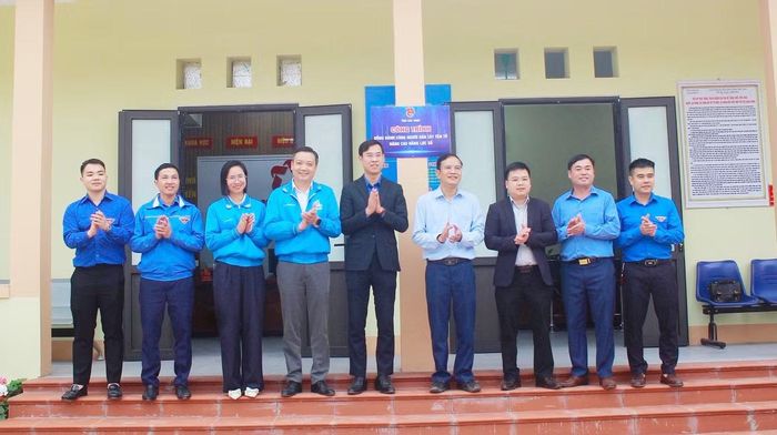 Tỉnh Đoàn Bắc Ninh tặng công trình thanh niên nâng cao năng lực số (máy tính) cho xã miền núi Tây Yên Tử.