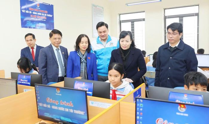 Lãnh đạo Mặt trận Tổ quốc tỉnh Bắc Ninh và Bí thư Tỉnh Đoàn Bắc Ninh Trần Văn Đăng trao công trình thanh niên "Kết nối số - Nâng bước em tới trường" tặng Tiểu học và THCS Bình Dương