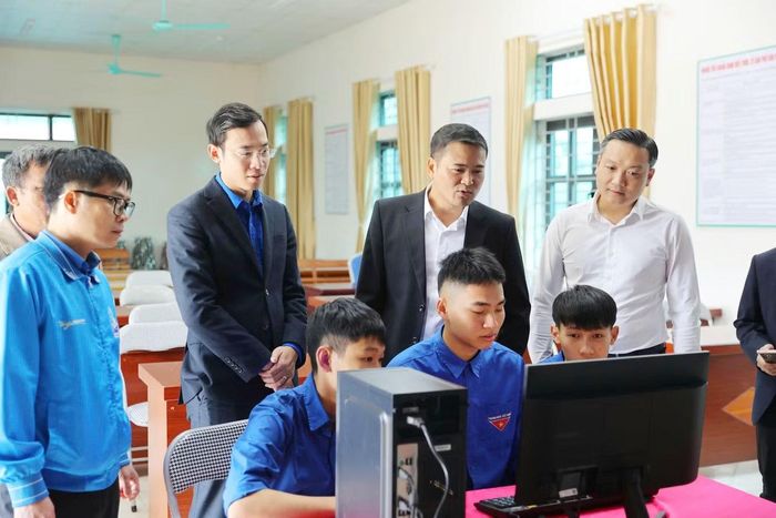 Những chiếc máy tính Tỉnh Đoàn Bắc Ninh tặng được đưa đến các thôn ở xã Đại Sơn.