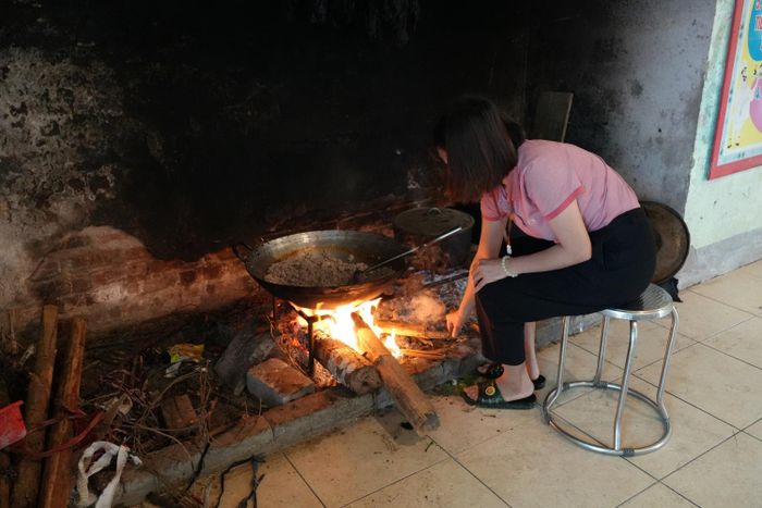 Tại các điểm trường vùng cao, các cô giáo vừa đứng lớp, vừa lo từng bữa ăn bán trú cho học sinh.