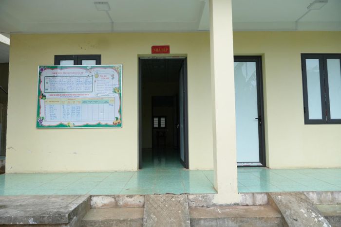 Khu bếp ăn được cải tạo khang trang, sạch sẽ.