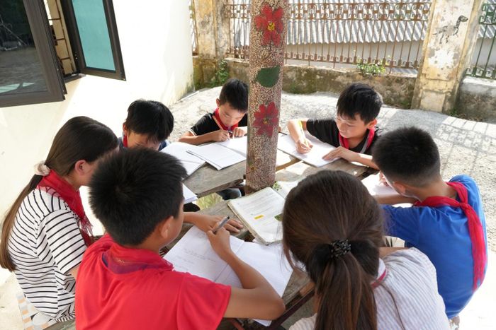 Các em học sinh lớp 6 Trường PTDTBT THCS Bản Phố làm bài tập nhóm.