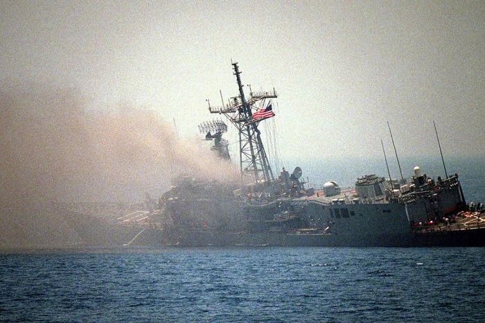 Tàu chiến USS Stark bị trúng tên lửa. Ảnh: Hải quân Mỹ/Navy Mil