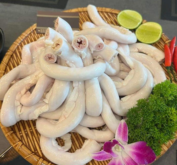 Lòng lợn là món khoái khẩu của nhiều người. Ảnh: Bùi Hà