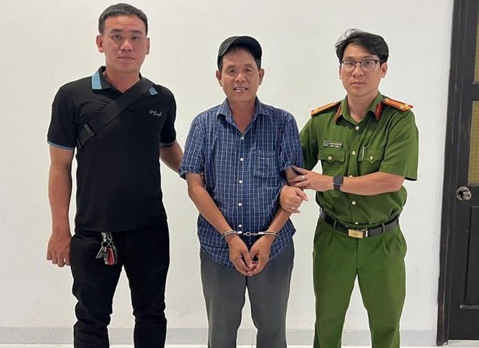 Đối tượng Nguyễn Hữu Nghĩa bị bắt giữ và bàn giao cho Công an TPHCM để tiếp tục điều tra. Ảnh: Công an Lâm Đồng.