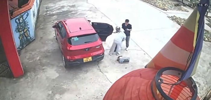 Sự việc người con gái đưa cha đến chùa rồi bỏ rơi gây xôn xao dư luận những ngày qua