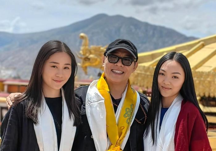 Tài tử bên 2 con gái. 