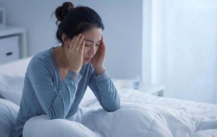 Áp lực chăm sóc con cái và trách nhiệm công sở thường bào mòn sức lực phụ nữ. (Ảnh minh họa)
