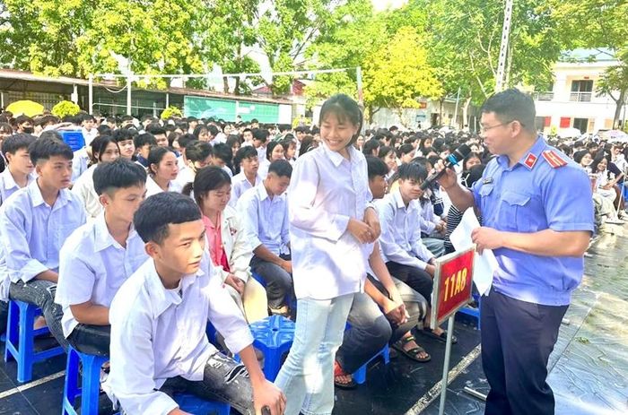  Kiểm sát viên tuyên truyền pháp luật và giao lưu với các em học sinh.