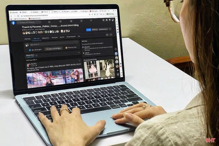 Chị N.T.T.Q. kiểm tra kỹ thông tin hội nhóm và người bán trước khi đặt hàng qua mạng.