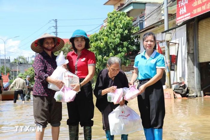 Hội Chữ thập đỏ Lạng Sơn cứu trợ người dân tại xã Thất Khê. (Ảnh: TTXVN phát)