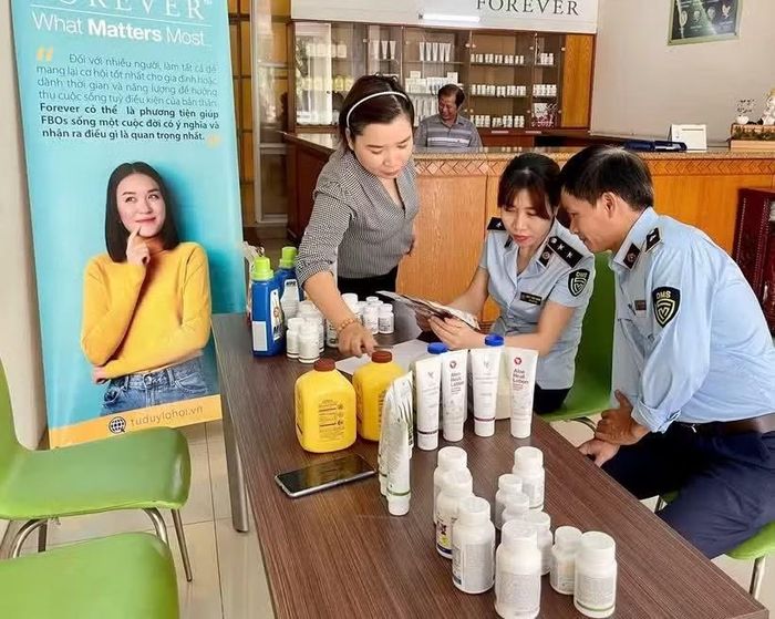 Kiểm tra các sản phẩm kinh doanh theo mô hình bán hàng đa cấp. (Ảnh: Vietnam+)
