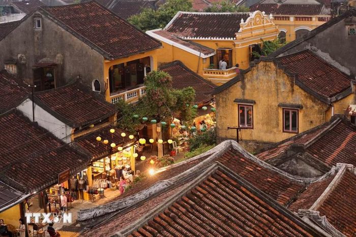 Khi phố lên đèn, những chiếc đèn lồng lung linh không chỉ thắp sáng không gian mà còn thắp lên cả "hồn cốt" hoài niệm của phố cổ. (Ảnh: Nhật Anh/TTXVN)