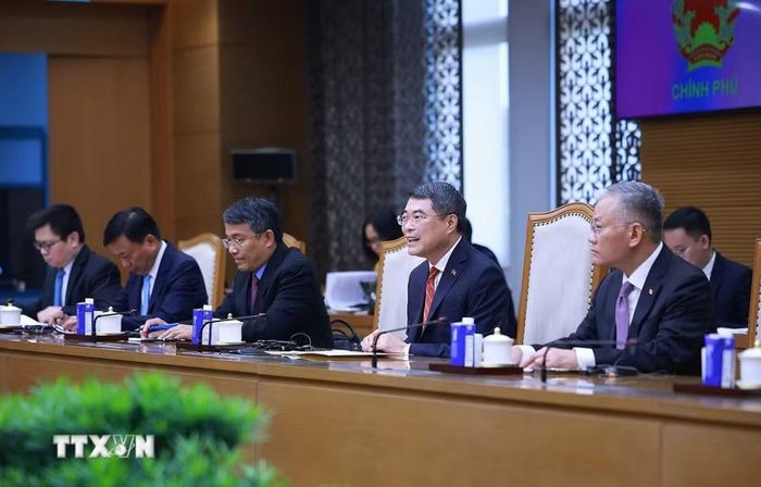 Thủ tướng Lê Minh Hưng phát biểu tại buổi tiếp ông Hà Vĩ, Đại sứ Trung Quốc tại Việt Nam. (Ảnh: Dương Giang/TTXVN)