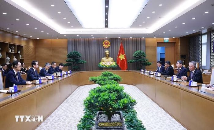 Thủ tướng Lê Minh Hưng tiếp ông Hà Vĩ, Đại sứ Trung Quốc tại Việt Nam. (Ảnh: Dương Giang/TTXVN)