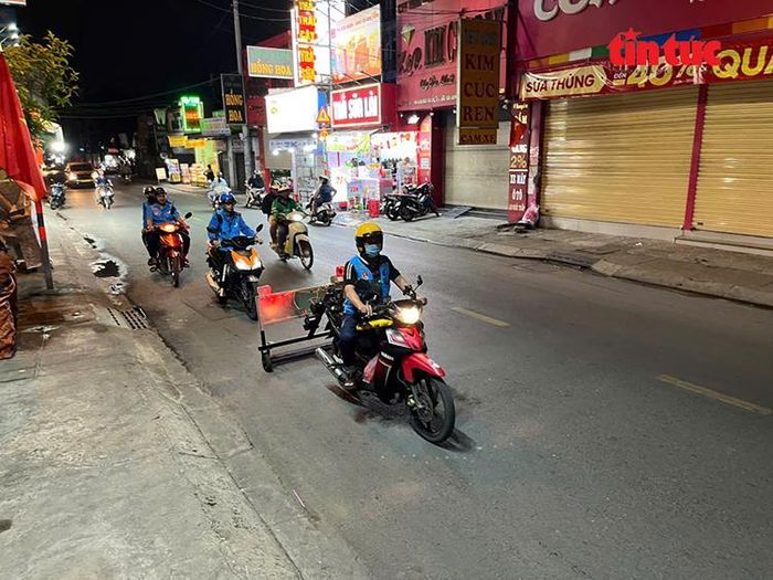 Anh Quang điều khiển xe hút đinh đi đầu, lưu thông trên các tuyến đường xã Hóc Môn vào lúc đêm khuya.