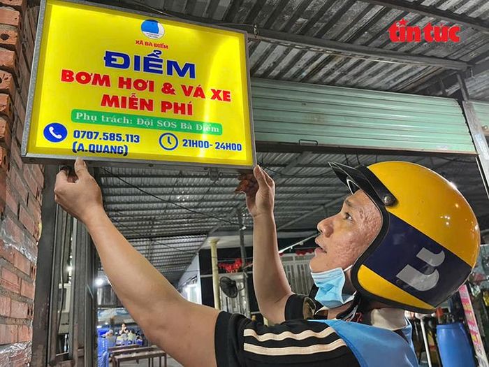 Điểm bơm hơi và vá xe miễn phí được đặt trên đường Phan Văn Hớn, giúp người dân đi lại đêm khuya yên tâm hơn.