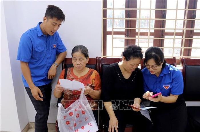Lực lượng đoàn viên thanh niên hỗ trợ, hướng dẫn người dân thực hiện các thủ tục tại bộ phận “một cửa”.