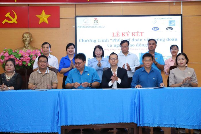 Các công đoàn phường và doanh nghiệp kí kết chăm lo vật chất, tinh thần cho người lao động trong Tháng Công nhân.