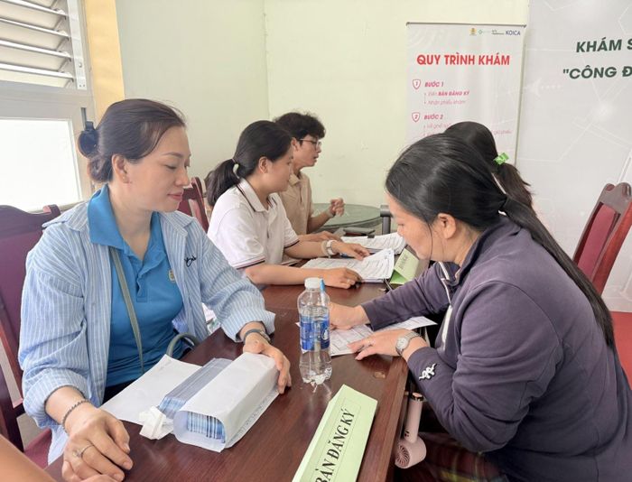 Người lao động đăng kí khám chữa bệnh miễn phí tại Cung văn hóa Lao động, cơ sở Bình Trưng.