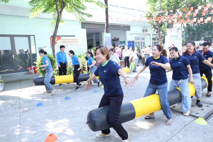 Người lao động vui vẻ tham gia các hoạt động thể thao - giải trí tại địa phương.