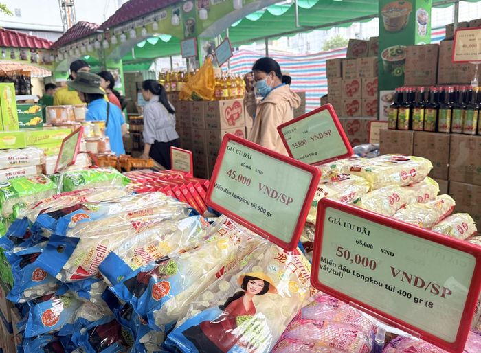 Người lao động được mua hàng giảm giá tại các chương trình chăm lo cho người lao động tại các địa phương.