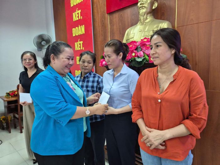 Bà Lê Thị Kim Thúy, Phó chủ tịch Liên đoàn Lao động TP Hồ Chí Minh tặng quà cho người lao động.