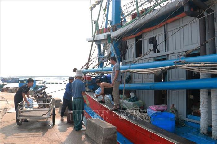 Ngư dân chuẩn bị ngư lưới cụ và trang thiết bị thiết yếu để vươn khơi đánh bắt.