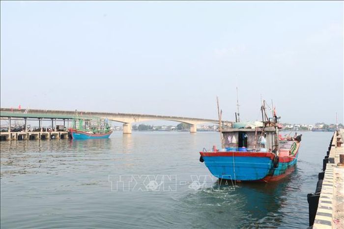 Trước biến động của giá dầu, nhiều tàu cá buộc phải điều chỉnh phương án sản xuất để thích nghi.