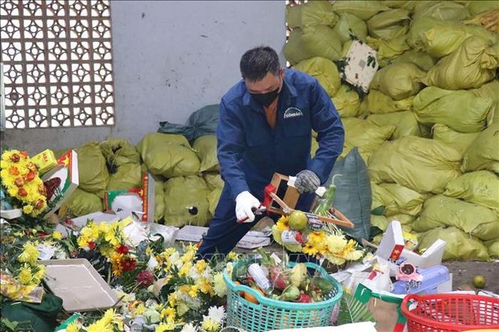Nhân viên Nghĩa trang Hàng Dương, Côn Đảo, Thành phố Hồ Chí Minh phân loại các sản phẩm tái sử dụng. Ảnh: Thanh Vũ/TTXVN