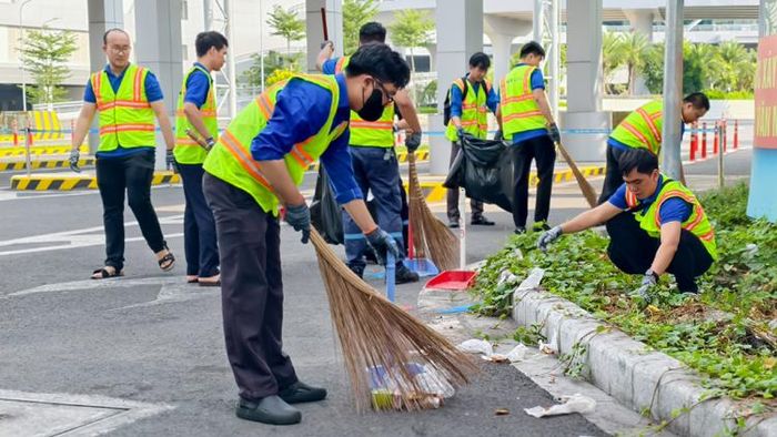 Đoàn thanh niên quét dọn khu vực nhà ga hành khách quốc nội T3. Ảnh: KL