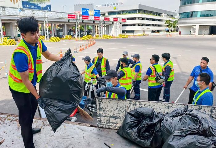 Thu gom rác tại khu vực nhà ga hành khách quốc nội T3. Ảnh: KL