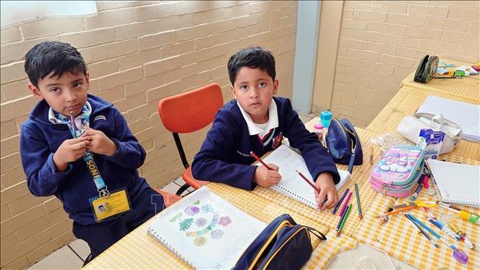 Học sinh học bài trong trong một trường phổ thông tại quận Iztapalapa, ngoại ô thủ đô Mexico City. Ảnh: Phi Hùng/PV TTXVN tại Mexico.