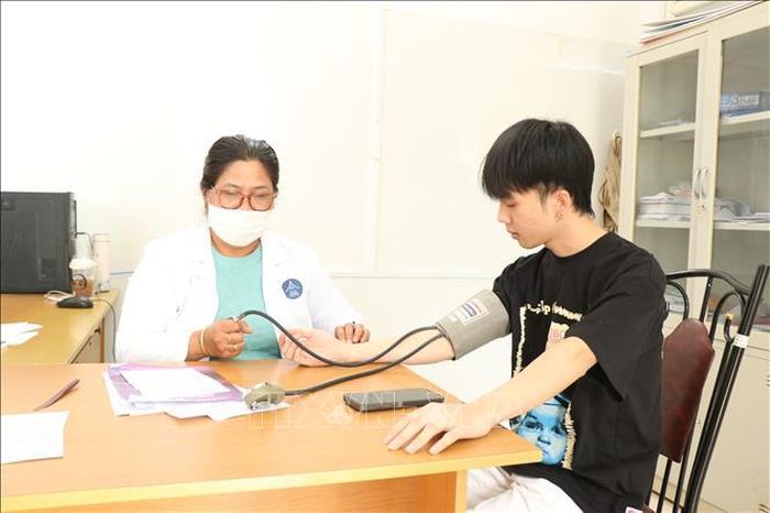 Người dân đến thăm khám, tiêm vaccine dại.