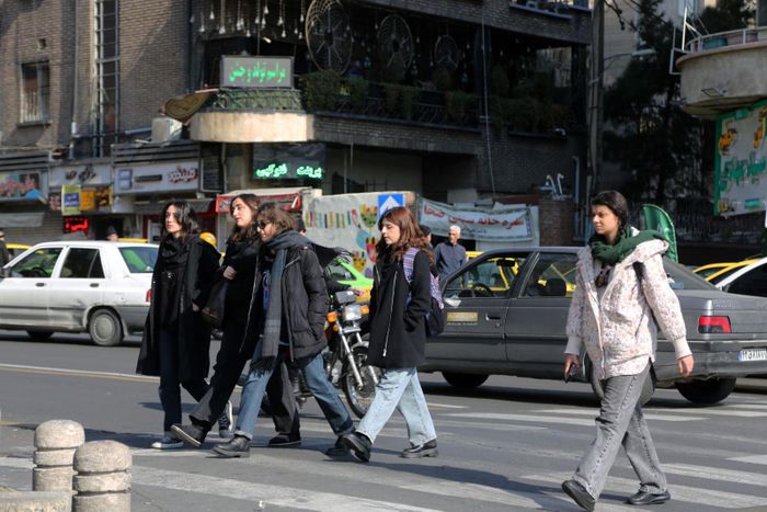 Người dân di chuyển trên đường phố ở Tehran, Iran. Ảnh: THX/TTXVN