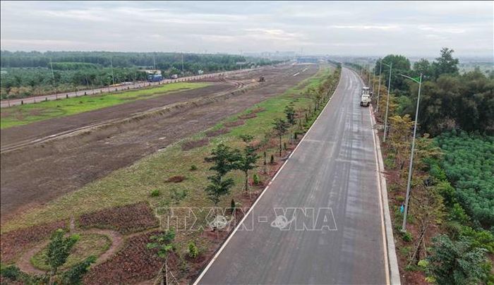 Tuyến T1 kết nối trực tiếp sân bay Long Thành. Qua khảo sát, làm việc, các đơn vị cơ bản thống nhất hướng tuyến 2 của tuyến đường sắt sẽ đi bên phải và bên trái tuyến T1.