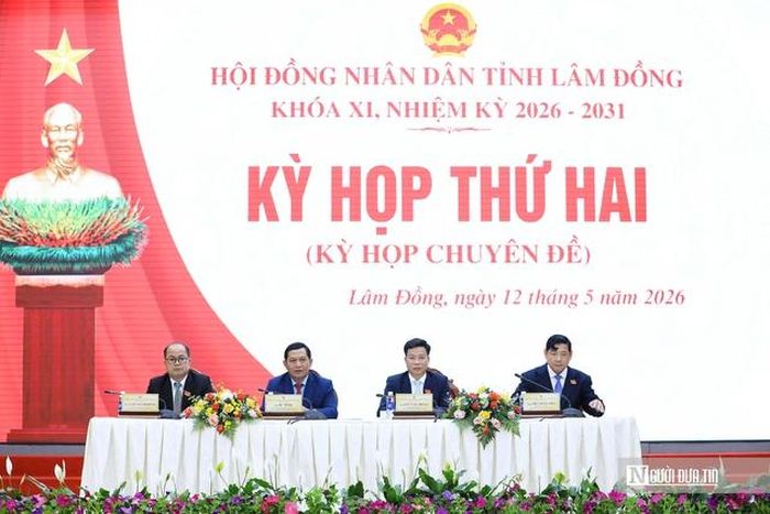 Chủ tịch và Phó Chủ tịch HĐND tỉnh Lâm Đồng tại kỳ họp.