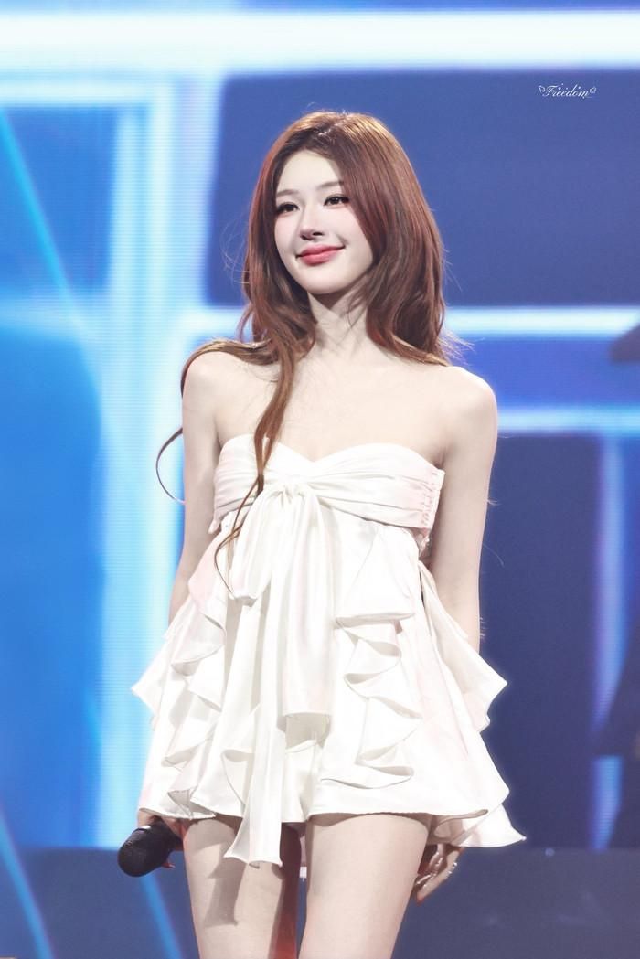 Triệu Lộ Tư "thử sức" với nhiều phong cách thời trang trong đêm nhạc vừa qua. Ảnh: Fansite