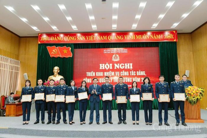 Xây dựng hình ảnh lực lượng quản lý thị trường gần gũi, thân thiện, nghiêm minh trong thực thi pháp luật. Ảnh: QLTTBN