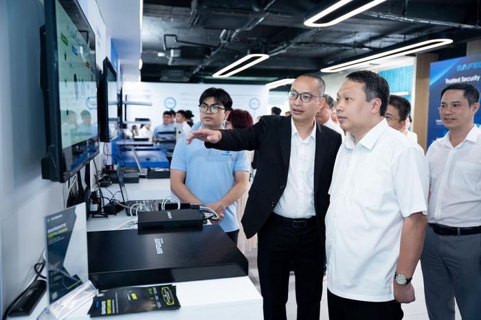 Các đại biểu tham quan khu vực giới thiệu sản phẩm trong khuôn khổ sự kiện