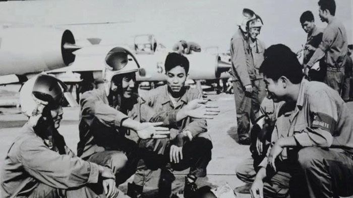 Biên đội MiG-21 rút kinh nghiệm sau trận bắn rơi F-4 yểm hộ cho các lực lượng đánh B-52, ngày 27/12/1972 (Ảnh: Tư liệu)