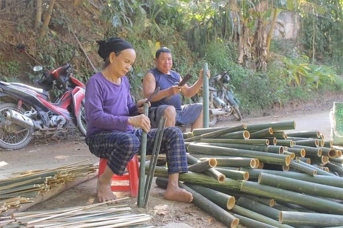 Người dân xã Sơn Điện sơ chế nan thanh cung cấp cho thương lái thu mua.