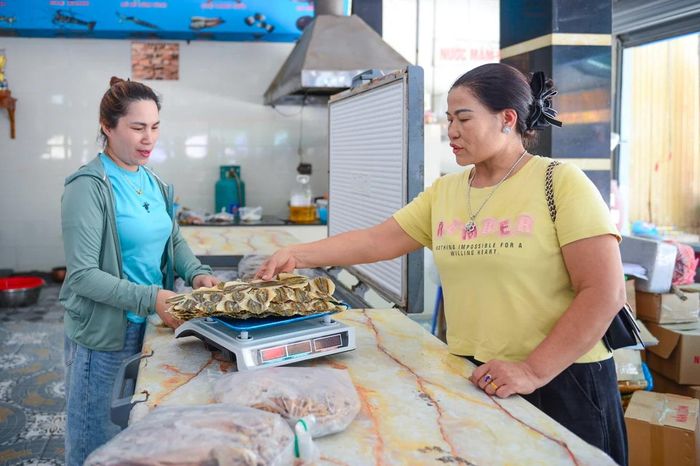 Chị Nguyễn Thị Bắc (áo xanh), chủ một cửa hàng hải sản tại Sầm Sơn cho biết, việc lắp cân đối chứng cũng giúp các hộ kinh doanh làm ăn nghiêm túc tạo được uy tín với khách hàng. “Ban đầu nhiều người bán cũng lo khách mang hàng đi cân lại sẽ ảnh hưởng việc buôn bán, nhưng thực tế ngược lại. Khi khách thấy cân đúng, họ càng yên tâm mua hàng và quay lại nhiều hơn”, chị Bắc nói.