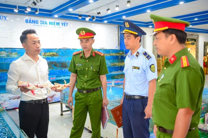 Song song với đó, lực lượng chức năng tăng cường kiểm tra hoạt động buôn bán, xử lý các hành vi gian lận thương mại, niêm yết giá không đúng quy định và tuyên truyền nâng cao ý thức kinh doanh văn minh cho các hộ dân.
