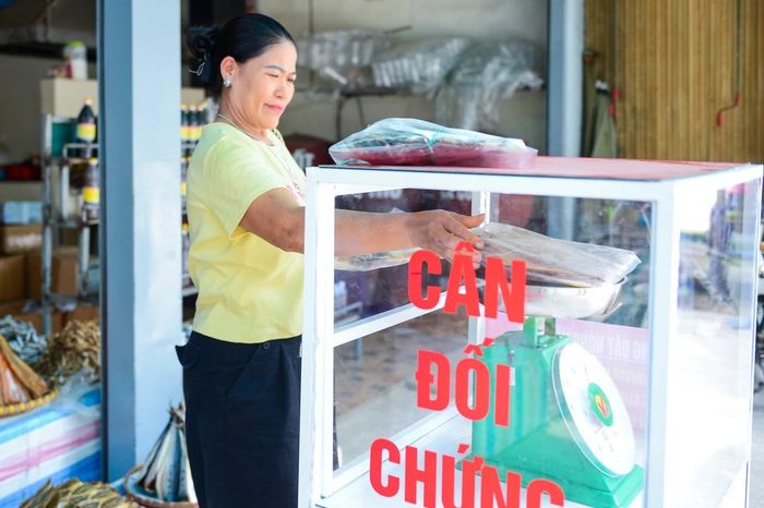 Chị Nguyễn Thị Hợp (người mua hàng) chia sẻ: “Đi du lịch biển, nhiều người cũng lo chuyện cân thiếu hay nói thách. Nay thấy có cân đối chứng đặt ngay giữa chợ, mình cảm thấy yên tâm hơn rất nhiều. Ít nhất khách cũng có công cụ để tự kiểm tra, nếu đúng thì càng tin tưởng người bán hơn”.