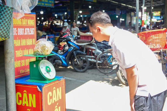 Tại khu vực chợ Cột Đỏ, chỉ trong ít phút, nhiều du khách sau khi mua tôm, ghẹ, mực đã chủ động mang túi hàng đến cân lại. Một nhóm du khách từ Hà Nội vừa đặt túi hải sản lên bàn cân vừa chăm chú theo dõi con số hiển thị. Khi kết quả trùng khớp với số cân mà tiểu thương thông báo trước đó, nhiều người tỏ ra yên tâm hơn trước khi rời chợ.