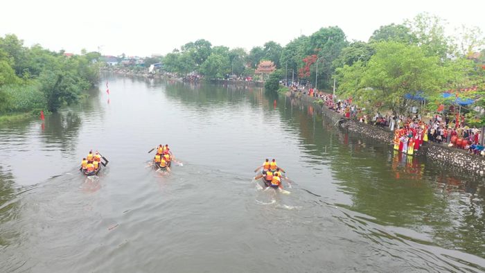 Đua thuyền - một hoạt động sôi nổi trong Lễ hội Phủ Nhì, tưởng niệm 530 năm ngày mất của Hoàng Thái hậu Ngô Thị Ngọc Dao.